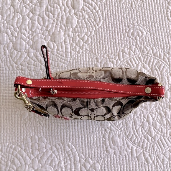 Adorable COACH Signature Collection mini handbag/wristlet with flower appliqué - Picture 7 of 16